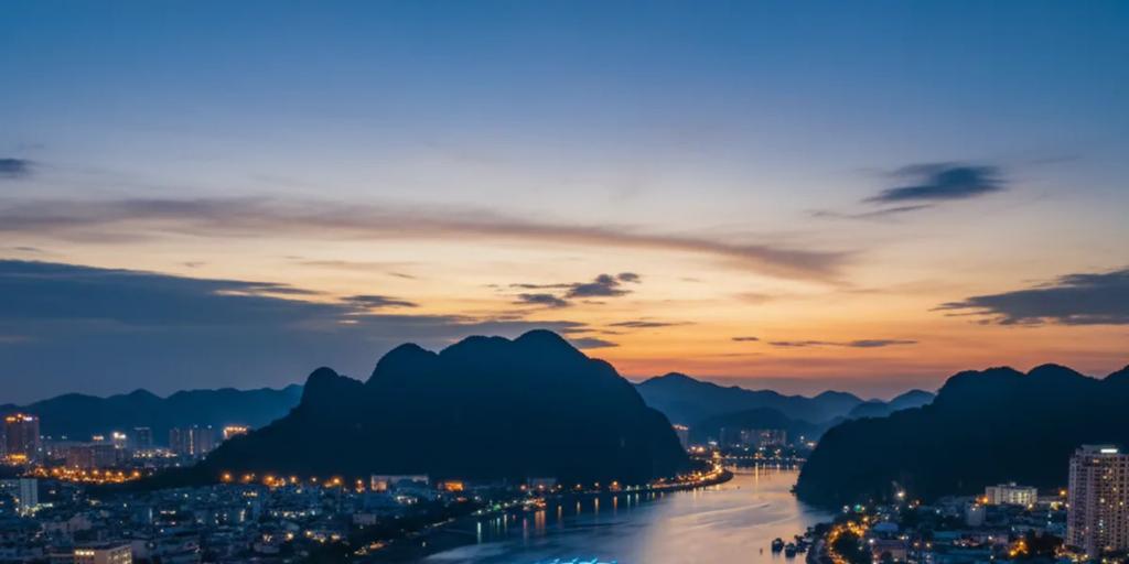 El Puente del Dragón iluminado sobre el río Han en Da Nang de noche