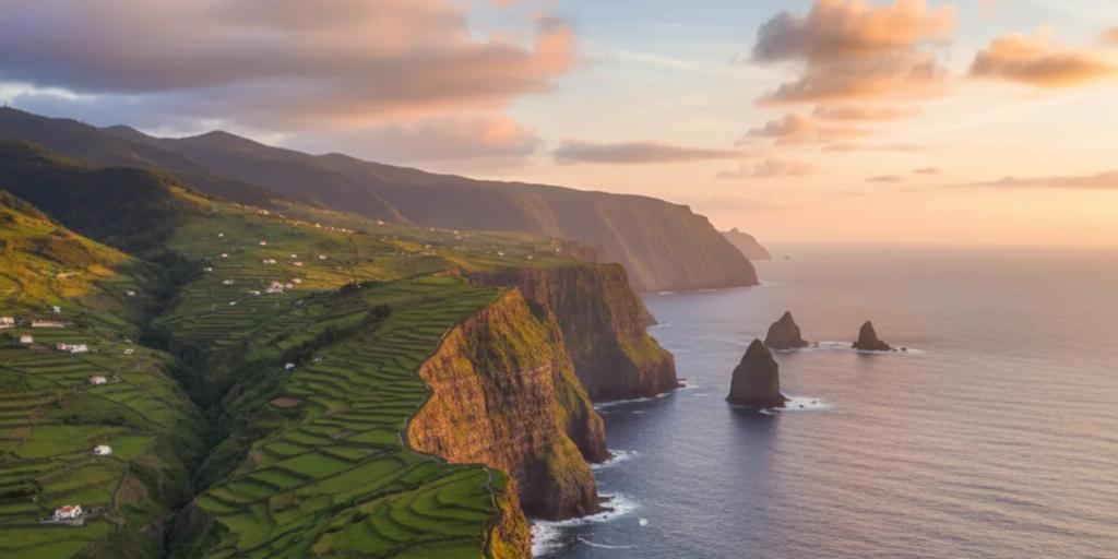 Un sendero de levada pegado a acantilados verdes muy por encima del Atlántico en la costa norte de Madeira