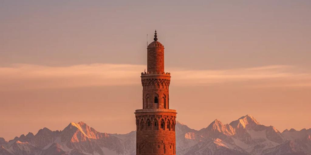 Azoteas de la medina de Marrakech con el minarete de la Koutoubia y las montañas del Atlas nevadas al fondo