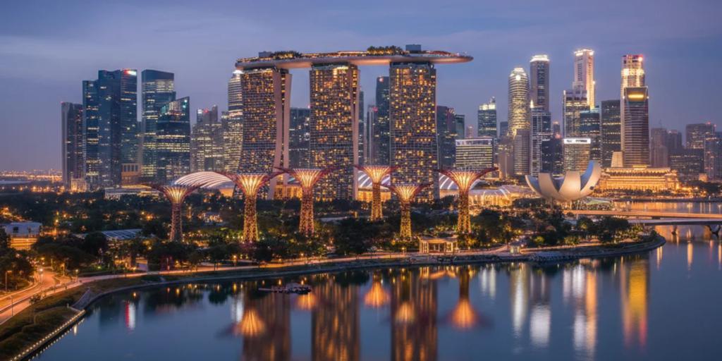 El horizonte de Marina Bay y los Supertrees de Gardens by the Bay brillando a la hora azul