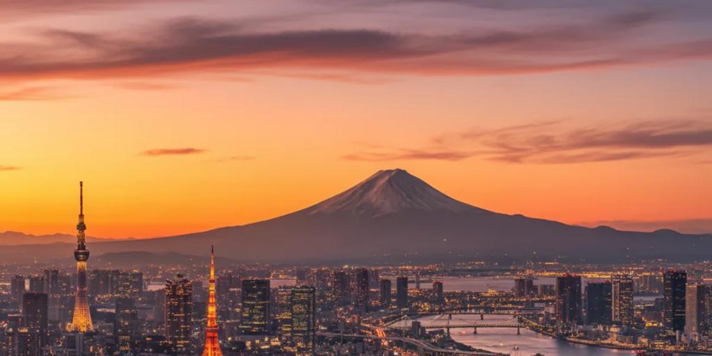 El horizonte de Tokio al anochecer con el monte Fuji alzándose en el horizonte