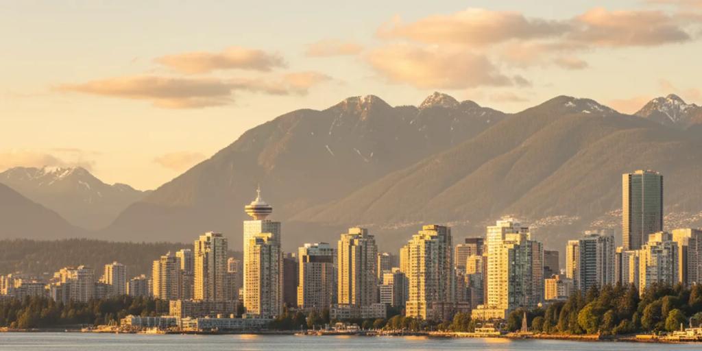 El perfil de cristal de Vancouver con hidroaviones maniobrando en Coal Harbour y las montañas de North Shore alzándose detrás