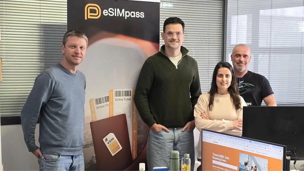 El equipo de eSIMpass en nuestra oficina en Portugal