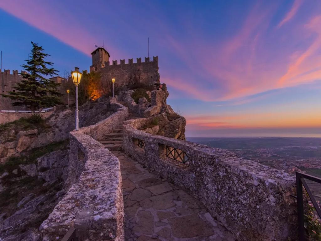 Destino de viaje San Marino - Compra eSIM San Marino para internet móvil
